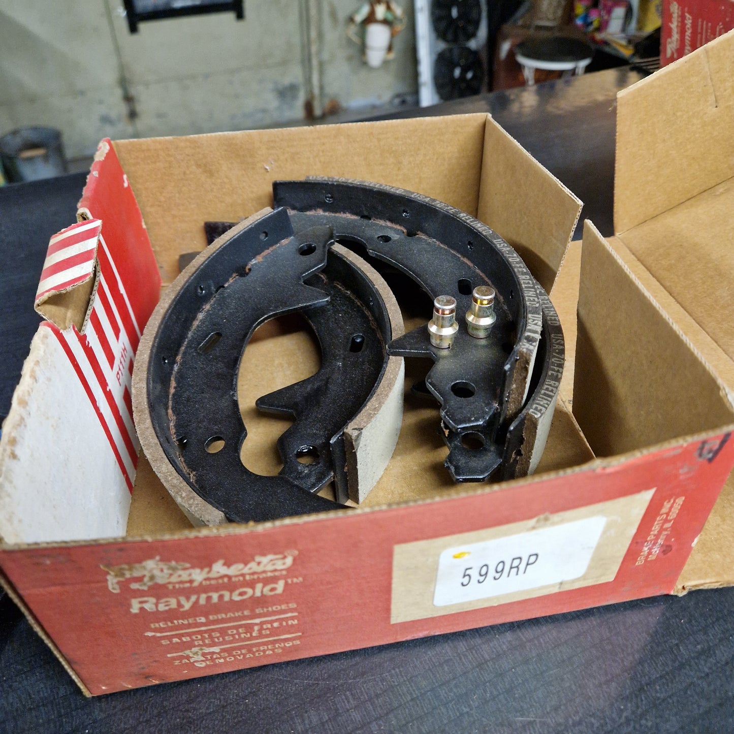 Bromsbackar Dodge, Eagle, Ford, Mercury 8,86" x 1,5"  Bak 599