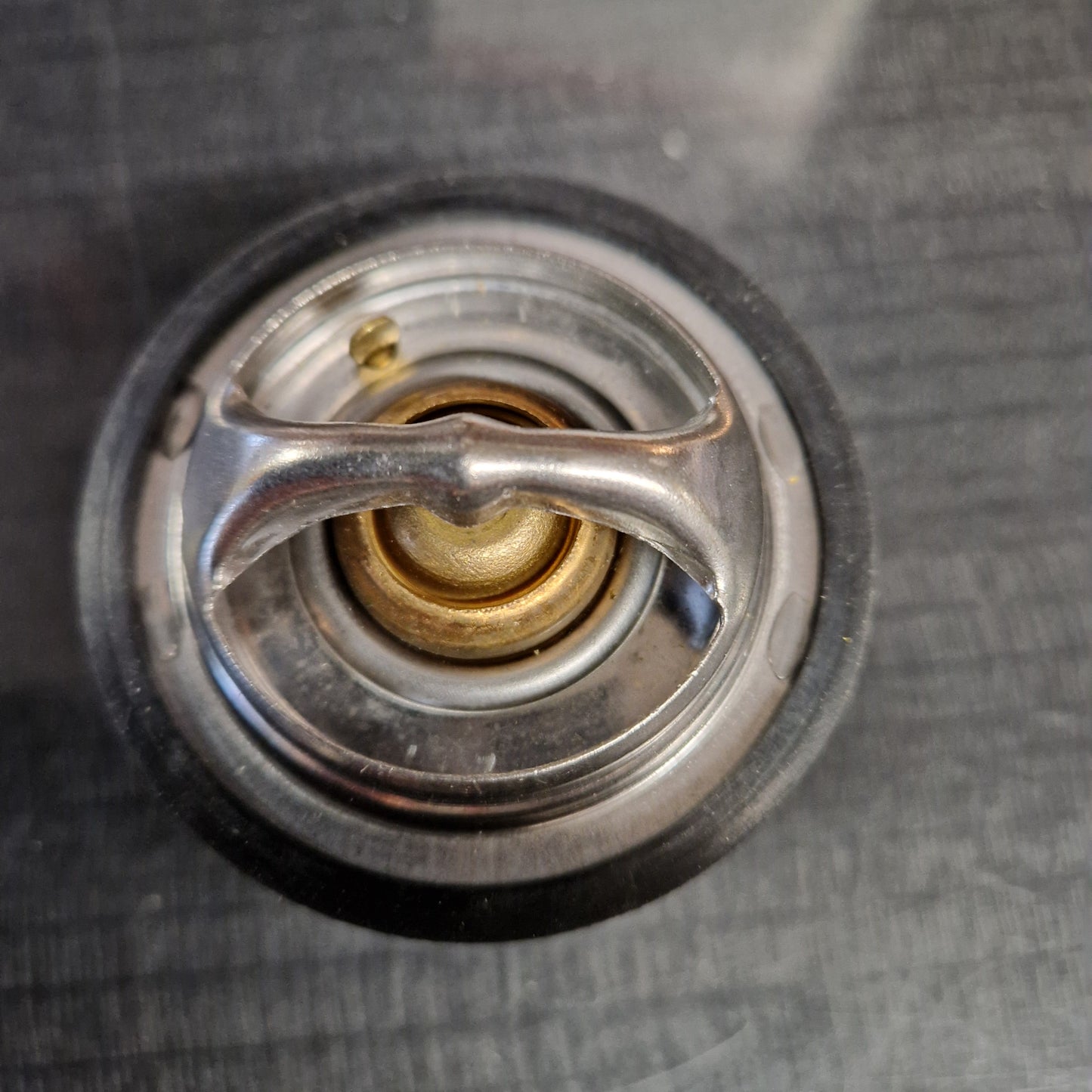 Termostat 82°C 54mm GM 350ci 5,7L "P" 92-97 Packning/Gummitätning ingår 33788 (14218)