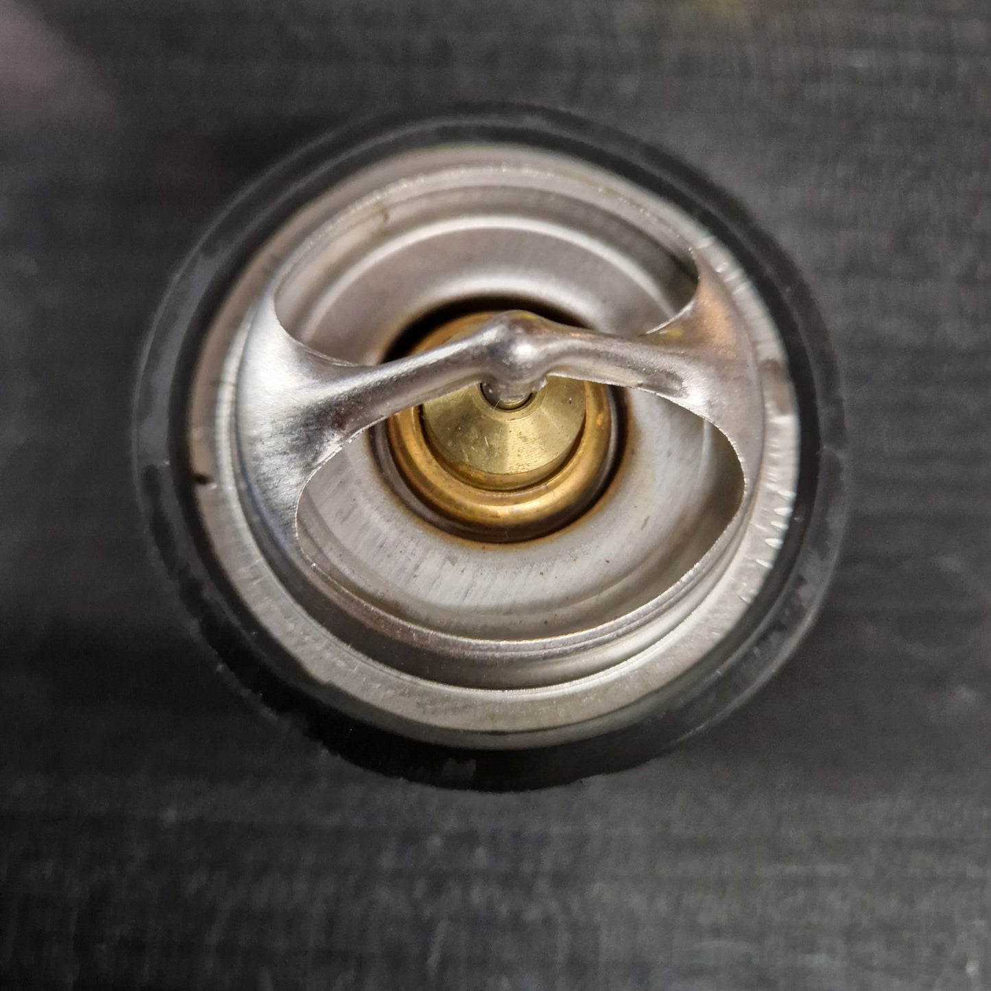 Termostat 82°C 54mm GM 350ci 5,7L "P" 92-97 Packning/Gummitätning ingår 14218 (33788)