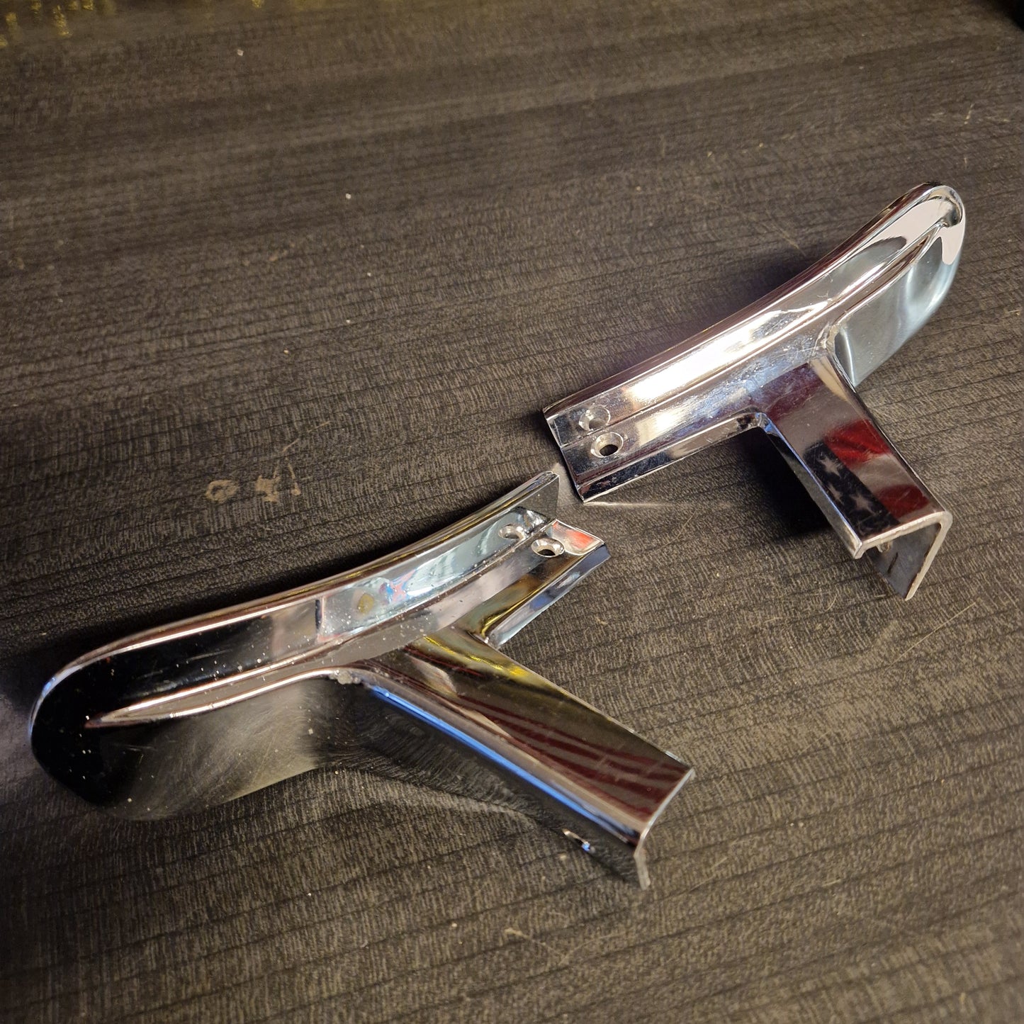 Carpet Chrome Trim, Kromlist till matta Plymouth Barracuda 1967 MoPar Hö + Vä 2527936, 2527937