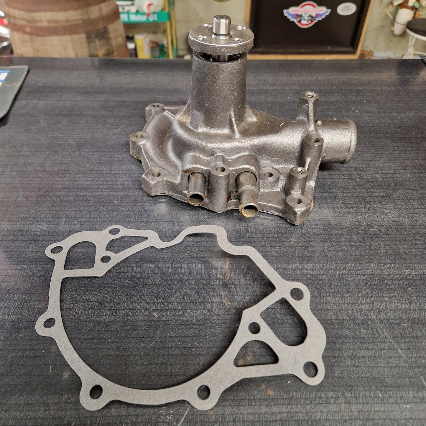Vattenpump Ford SB PB 65-69, Truck 66-74 Gjutjärn Längd=140mm AW1028EX (43049, AW1028, US1028, FP-1456)
