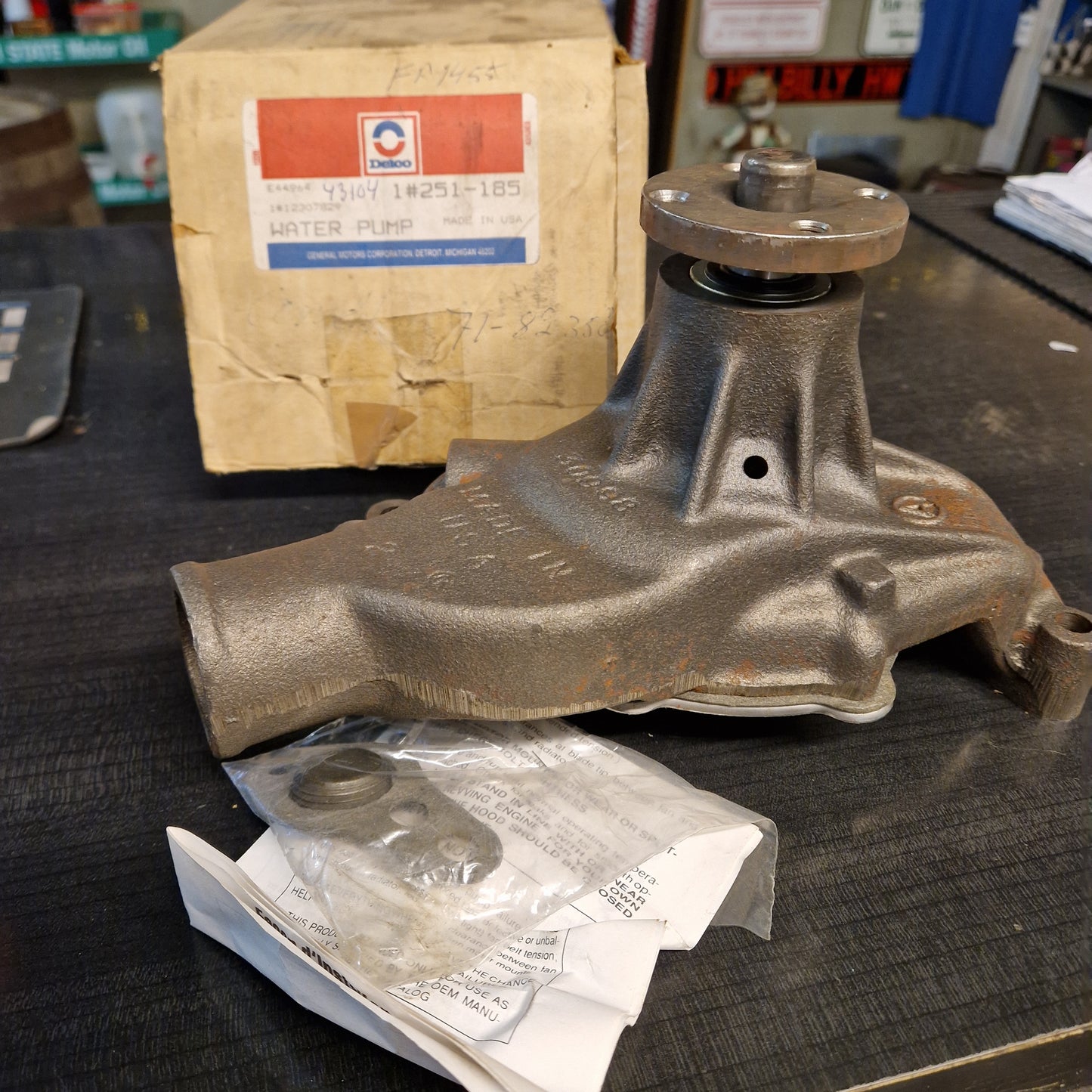 Vattenpump Chevrolet Corvette 350 71-82 Gjutjärn 251-185 (43104, US984)