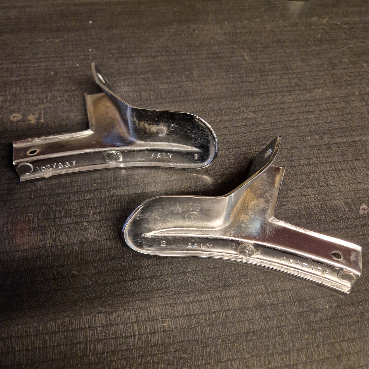 Carpet Chrome Trim, Kromlist till matta Plymouth Barracuda 1967 MoPar Hö + Vä 2527936, 2527937