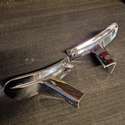 Carpet Chrome Trim, Kromlist till matta Plymouth Barracuda 1967 MoPar Hö + Vä 2527936, 2527937